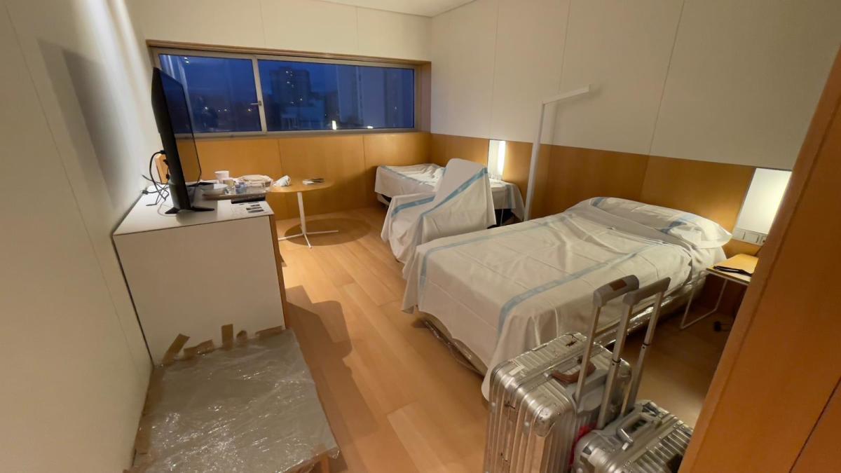 Hier verbringen Sie jetzt mindestens zehn Tage: ein Zimmer bei der Ankunft.