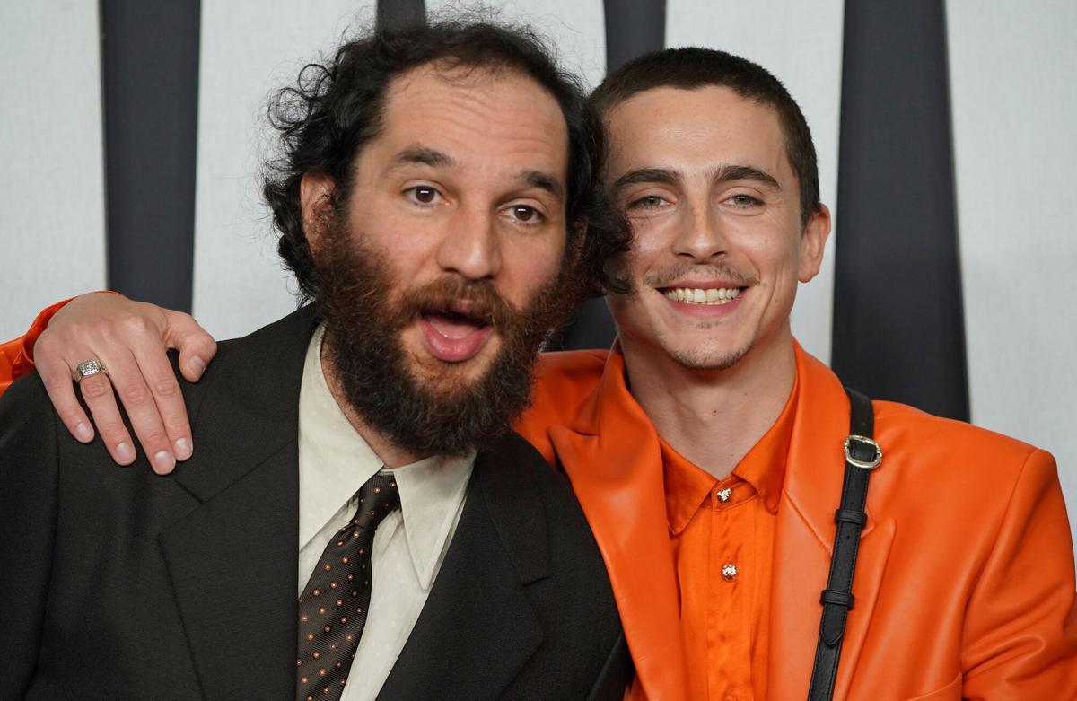 Josh Safdie, a la izquierda, y Timothée Chalamet en el estreno de «Marty Supreme»
