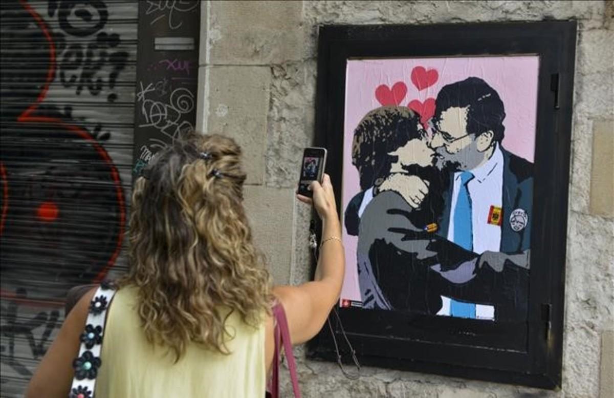 dcaminal39279271 grafiti de beso rajoy puigdemont en la pl de sant jaume  fot170713092556