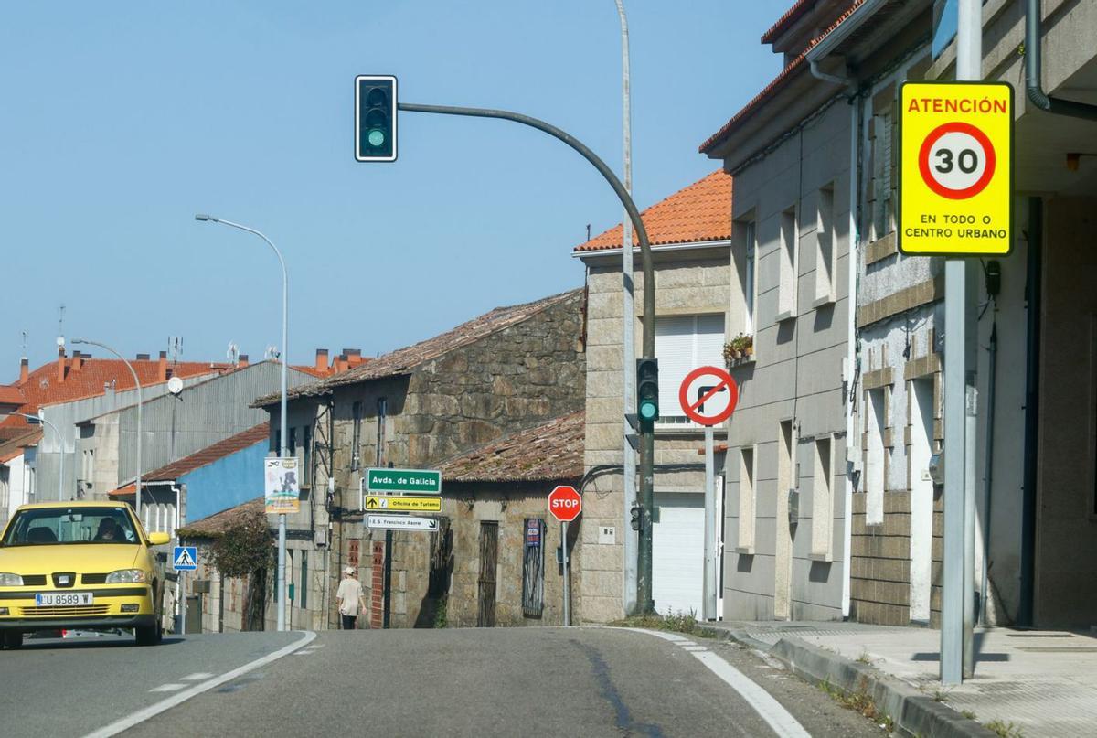 Un vehículo pasa por la cuesta de O Brexo (ayer) donde hay una señal de zona 30. |   // IÑAKI ABELLA