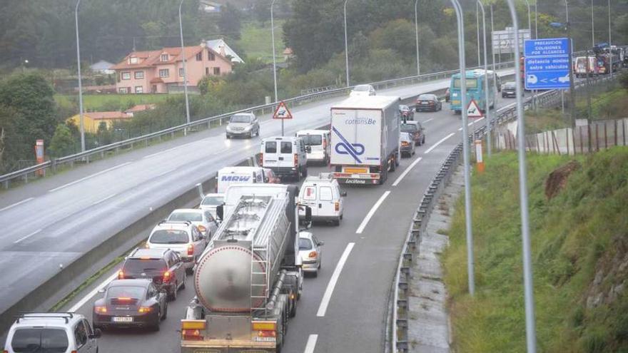 Retenciones en la AP-9 a la entrada de la ciudad de A Coruña.