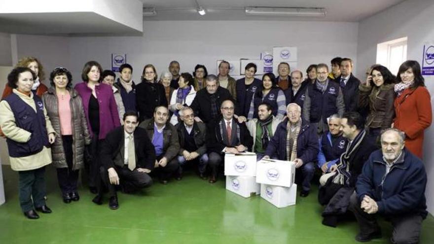 Foto de grupo de voluntarios y políticos en el nuevo almacén del Banco de Alimentos en Gijón.