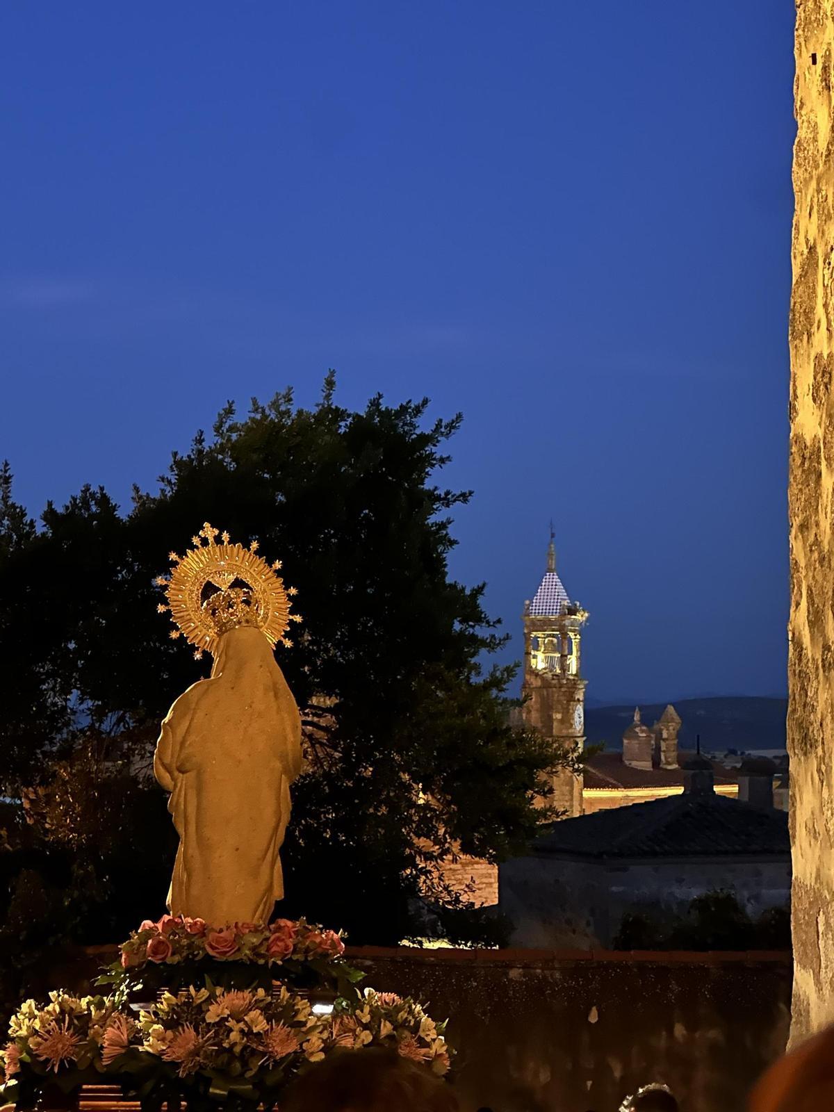 La Virgen de la Victoria, a su paso por el casco antiguo de Trujillo.