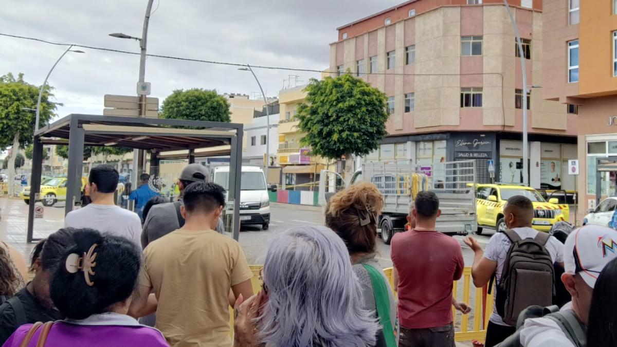 Policía y bomberos amplían el perímetro de seguridad del edificio desalojado en Vecindario por peligro de derrumbe