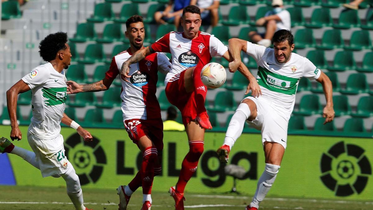 Aspas controla el balón entre dos rivales en la última visita del Celta al Martínez Valero. // EFE