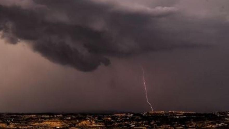 Un reventón húmedo descarga por sorpresa grandes bolas de granizo en Molina de Segura