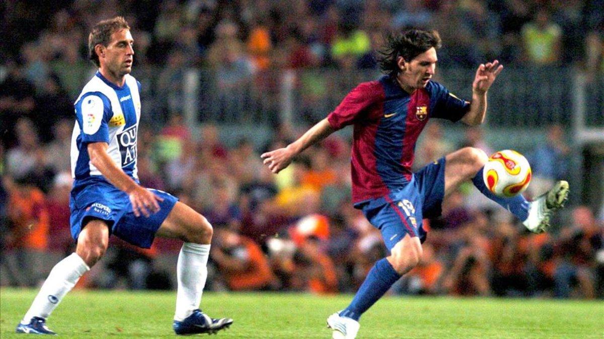 Messi lucha por el balón con Zabaleta durante un partido en 2006