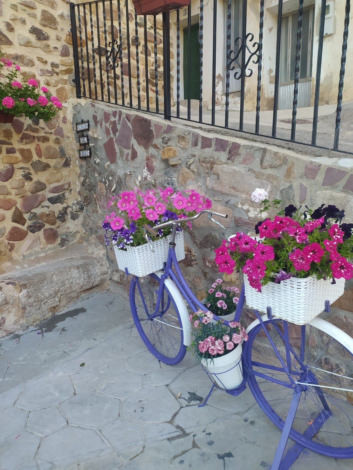 Viles en Flor, un reclamo turístico que mejora la imagen de Higueras gracias al esfuerzo de sus vecinos