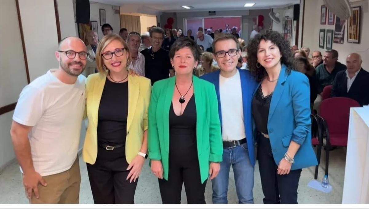 Sánchez, segunda por la derecha, con parte de su equipo, entre ellas Esther Iborra -en el centro- y Mónica Pérez - a la derecha