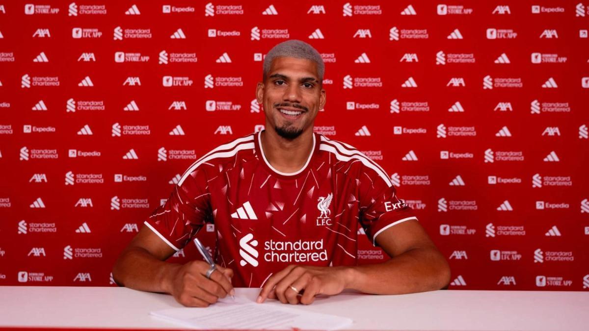 Oficial: Ronald Araujo, cedido al Liverpool