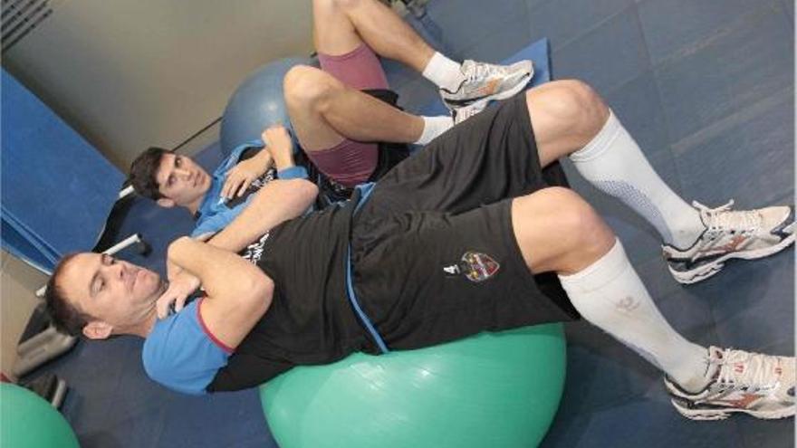 Farinós y Rafa Jordà realizan ejercicios en el entrenamiento regenerativo que el Levante UD realizó en un &quot;spa&quot;.