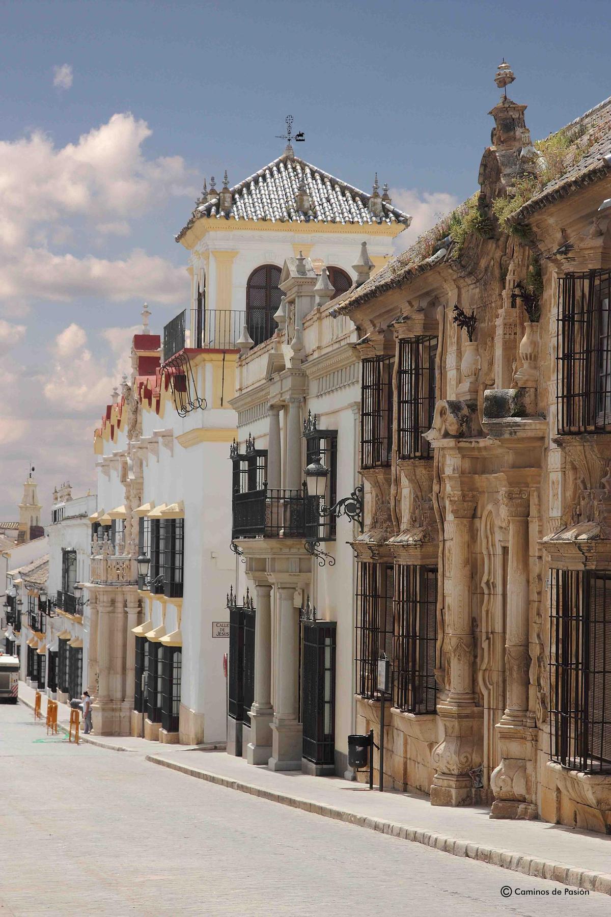 Vistas a la calle San Pedro, en Osuna.