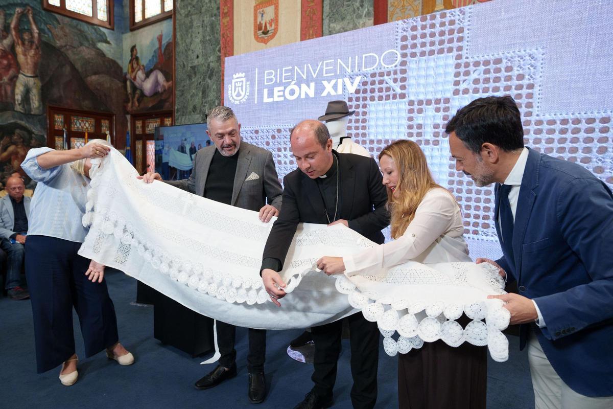 El mantel de calado canario y roseta que regalará el Cabildo de Canarias al papa León XIV