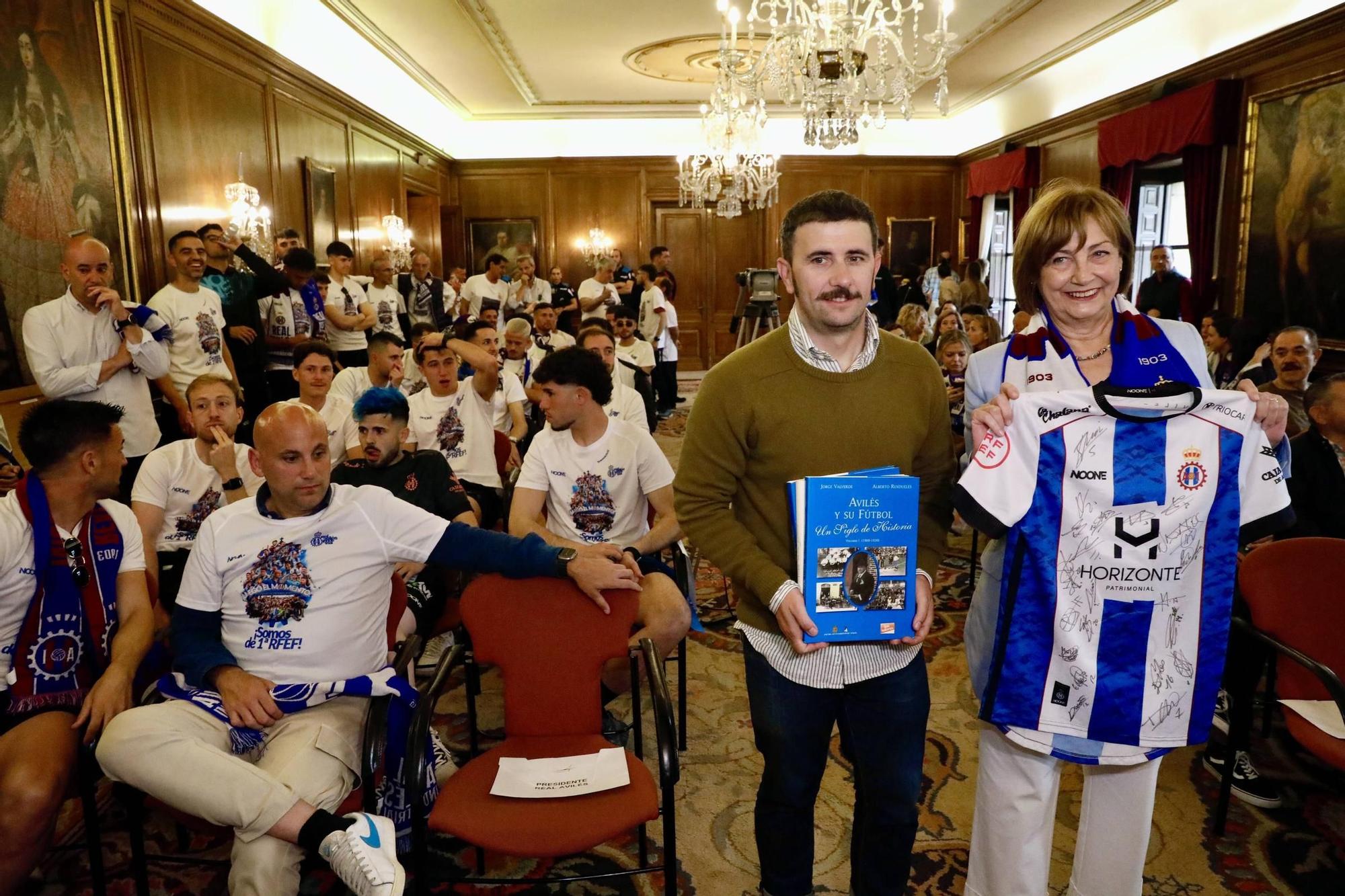 EN IMÁGENES: Así fue el recibimiento de los jugadores del Real Avilés en el Ayuntamiento