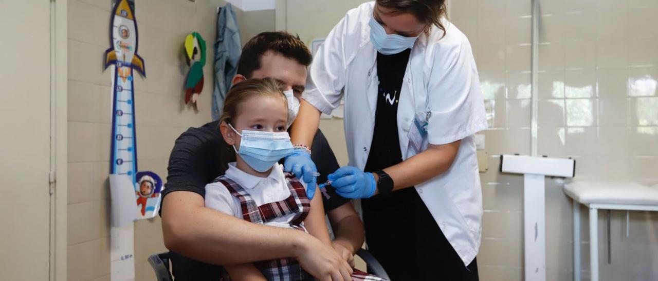 Vacunación infantil: Una niña recibe una vacuna en el centro de salud Fuensanta de Córdoba.