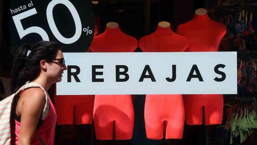 Los comercios comienzan a anunciar las rebajas.