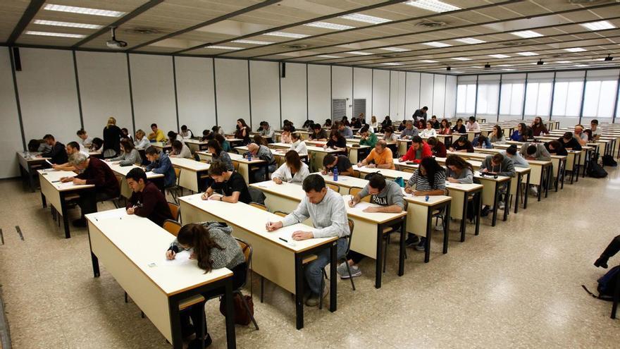 Malestar entre opositores: un examen de administrativo coincide con el C1