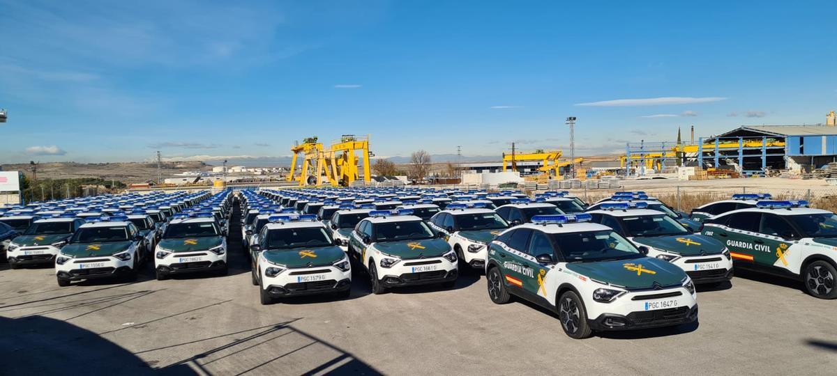 Interior prevé adquirir 5.800 vehículos eléctricos para las Fuerzas de Seguridad. En la imagne, nuevo lote de coches, estos de gasolina, para la Guardia Civil almacenados en Loeches (Madrid) el 3 de diciembre de 2021.