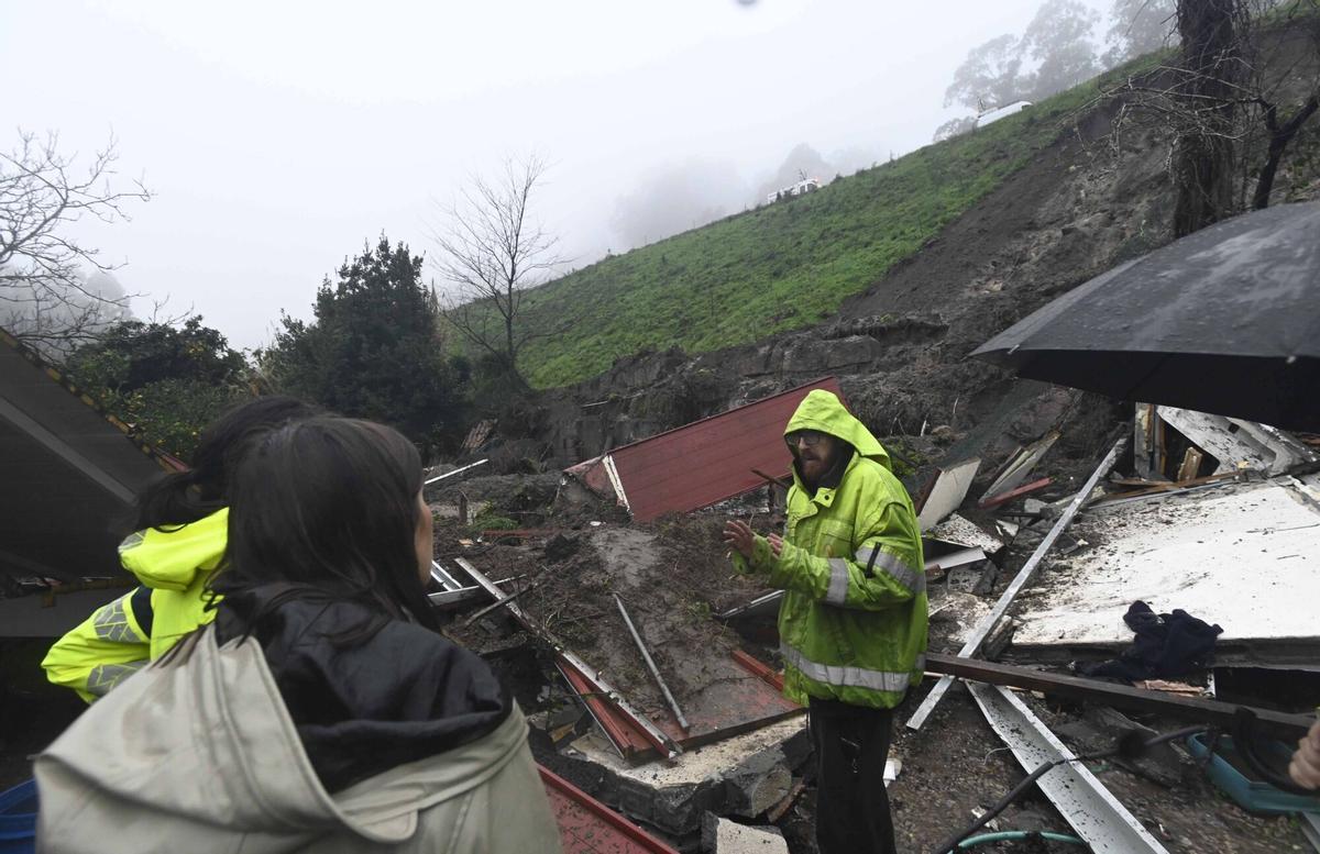 Un desprendimiento en la Autovía do Morrazo sepulta una vivienda en Moaña y deja un vecino herido
