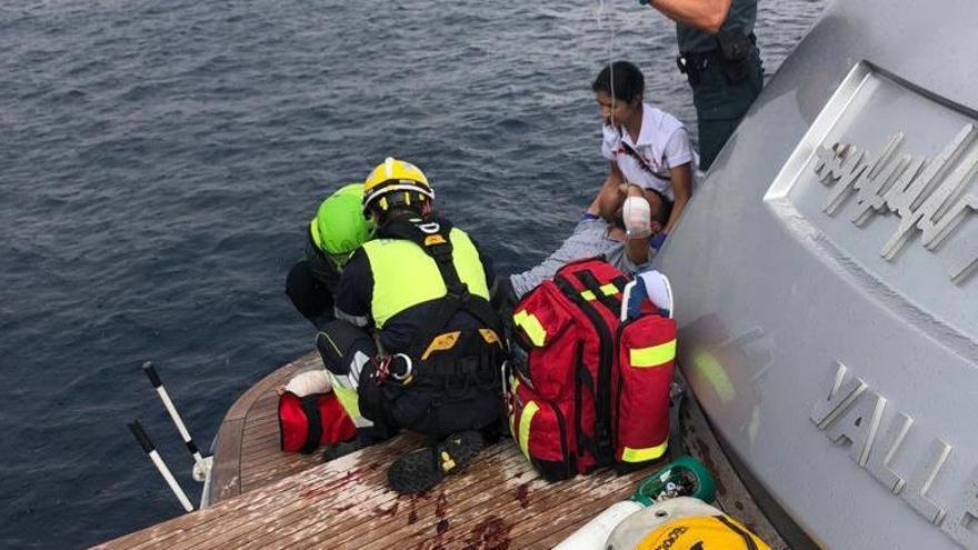 Rescatan a un joven herido grave atrapado por el portón de un barco en Cabrera