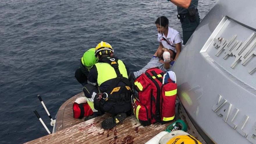 El equipo sanitario y la Guardia Civil atienden al herido en Cabrera.