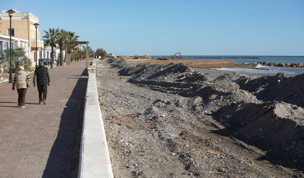 Estado de las obras en la playa de Almenara, con la grava extraída en las playas de Sagunt.