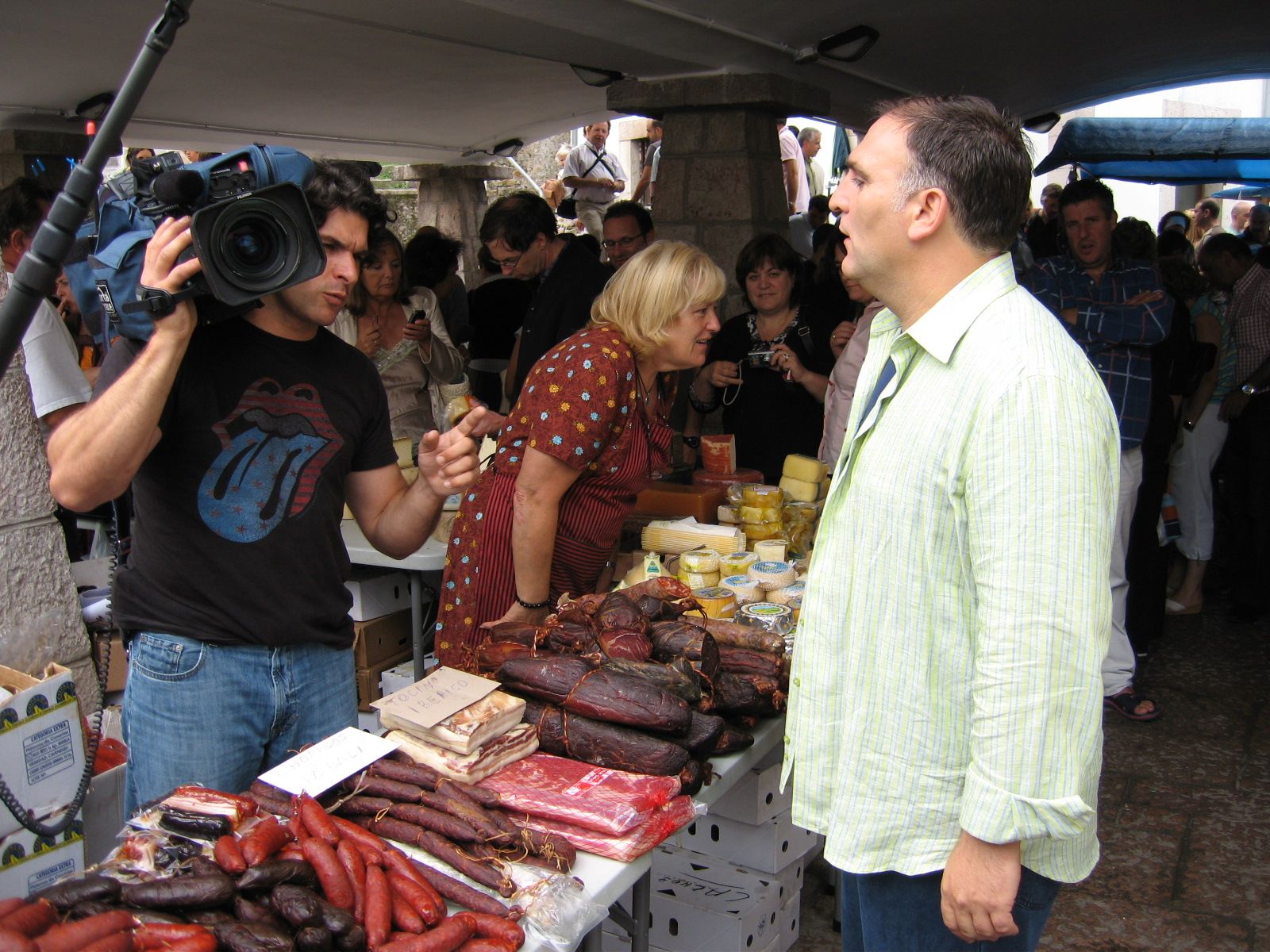 José Andrés, promocionando los productos asturianos en el mercado de Cangas de Onís