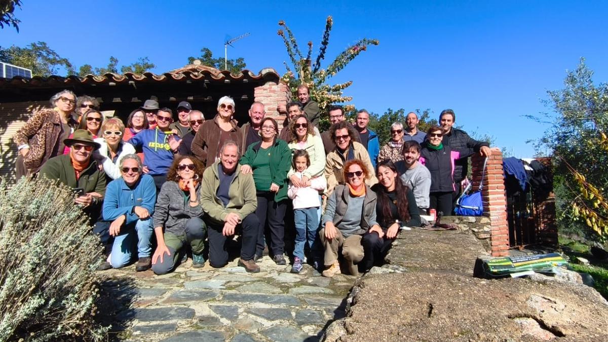Miembros pertenecientes a la asociación micológica, en una actividad reciente, en Coria.