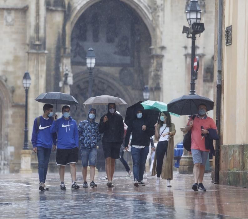 La lluvia sorprende a los turistas en Oviedo