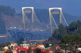 Un amplio dispositivo policial frena el intento de suicidio de un joven en el puente de Rande