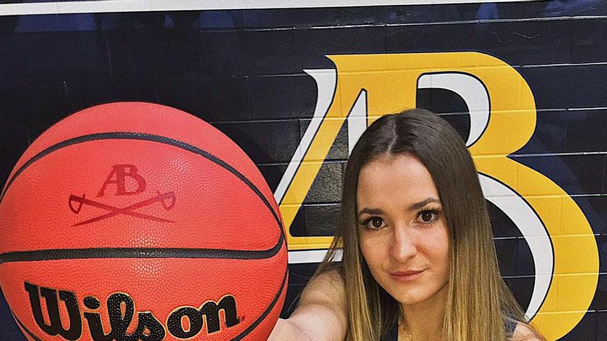 Yolanda Florido posa con la camiseta de Alderson Broaddus University de la NCAA2. | LA OPINIÓN