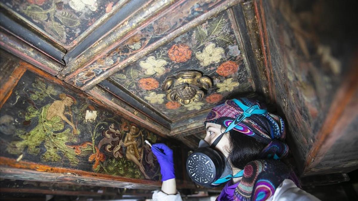 Restauración de la pinturas góticas originales encontradas en los techos del Ayuntamiento de Barcelona
