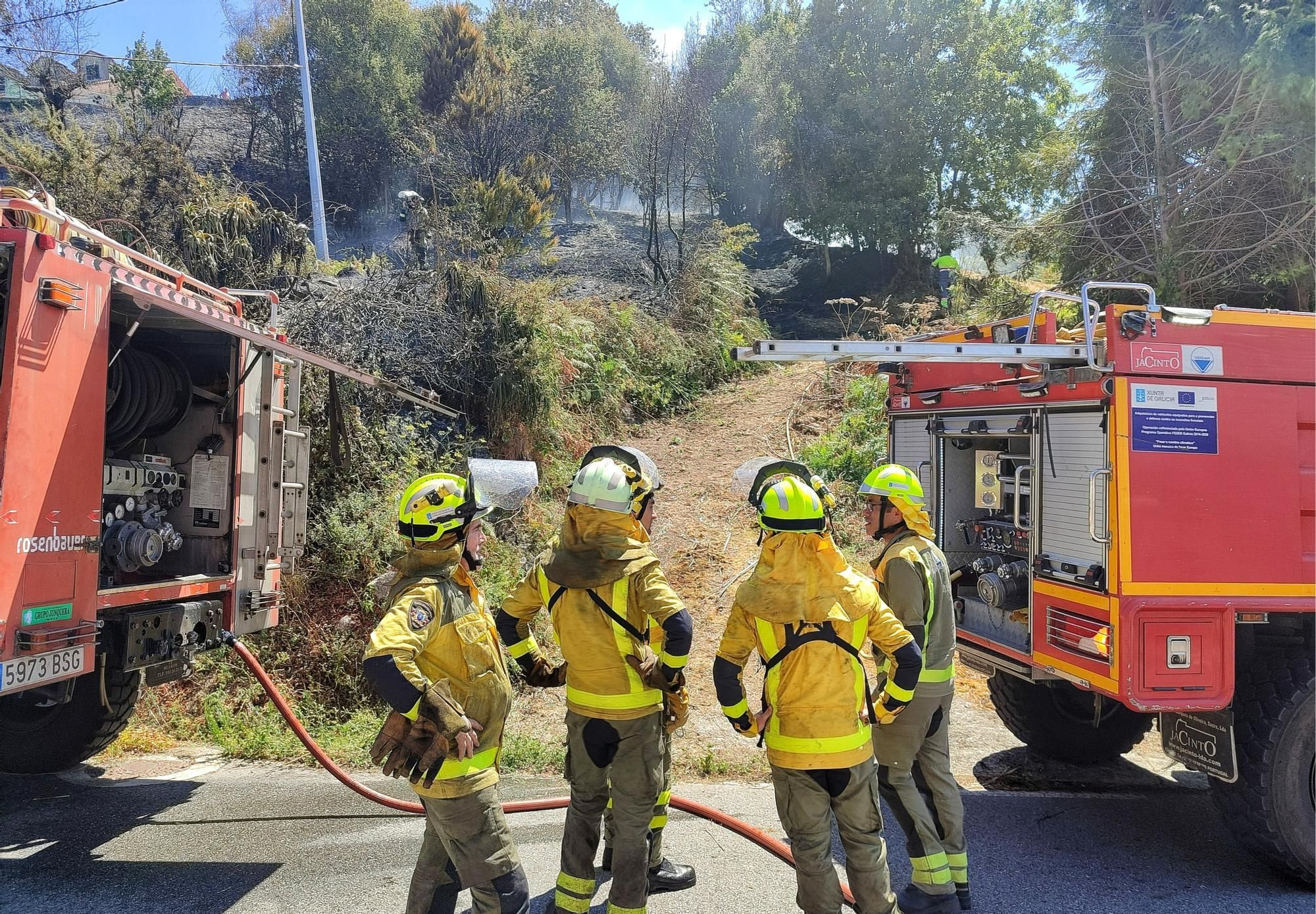 Vecinos se sumaron a las labores de extinción del incendio de A Barraca, en Bueu