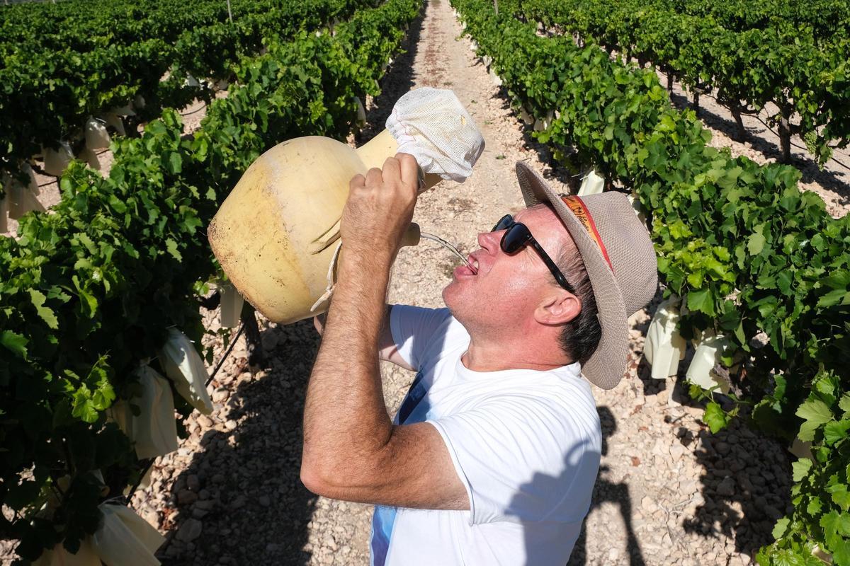 Un trabajador del campo de la provincia se refresca en una de las olas de calor del pasado julio