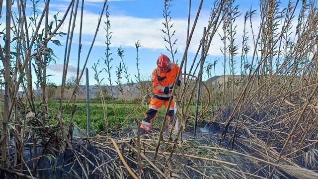 Un voluntario trabaja sobre el terreno.