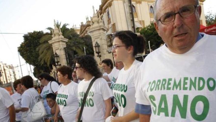 Una manifestación de los vecinos de Torremendo contra el vertedero en 2008.