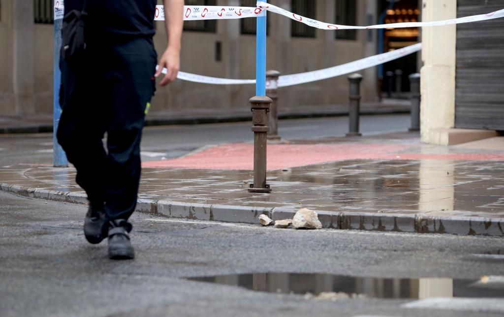 Un trozo de cornisa se desprende de un edificio de la Rambla