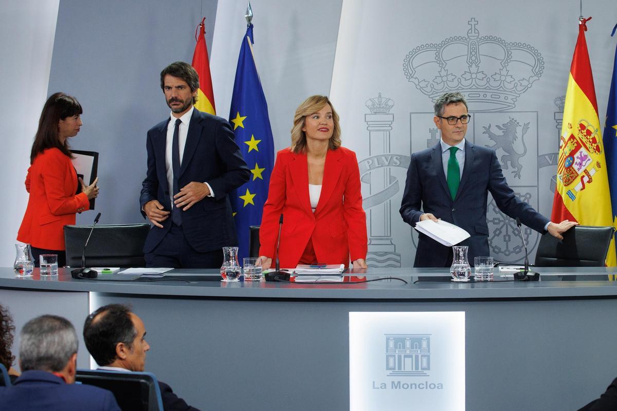 La ministra de Igualdad, Ana Redondo; el ministro de Cultura, Ernest Urtasun; la ministra Portavoz, Pilar Alegría y el ministro de la Presidencia y Justicia, Félix Bolaños, este martes en rueda de prensa tras el Consejo de Ministros.