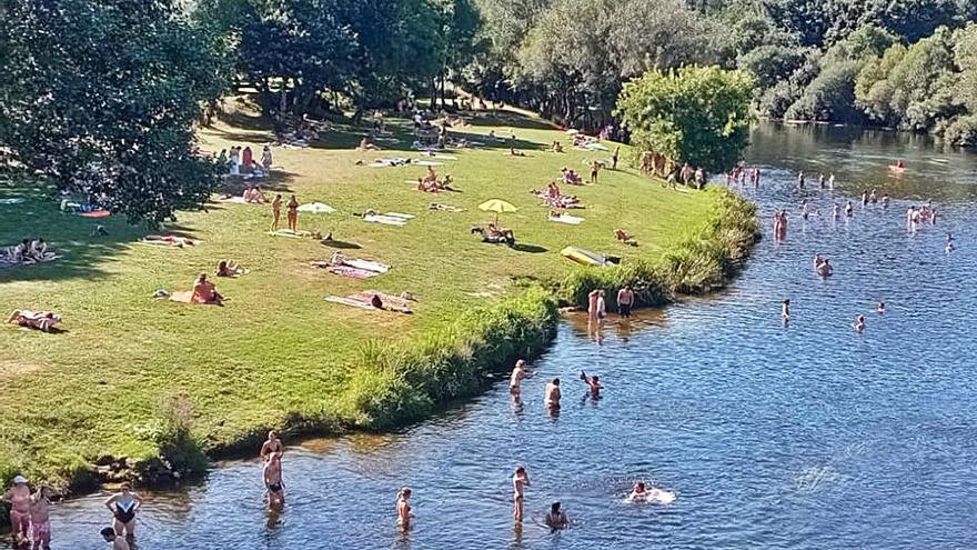 Bañistas disfrutando de la frescura del Ulla en A Praíña (Couso).