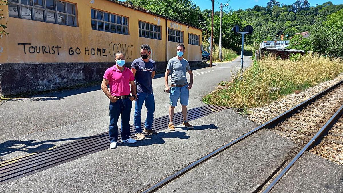 Por la izquierda, José Luis Ordiales, Francisco Quintana y Luis Javier Ordiales, ayer, ante el paso a nivel. | M. V.