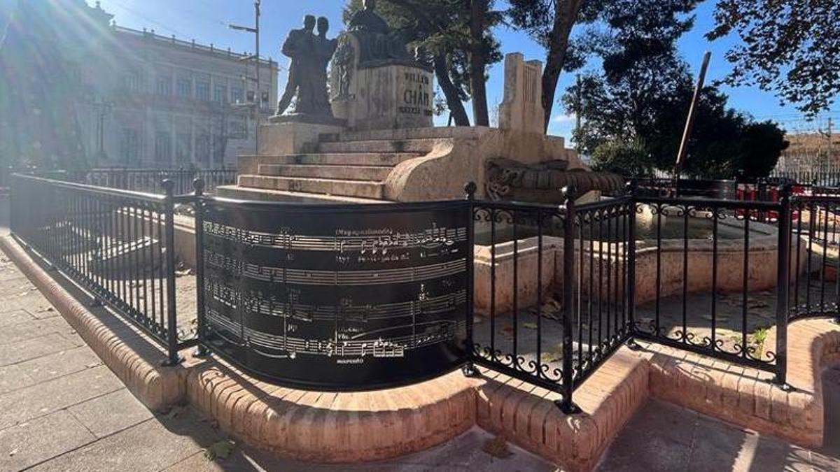 El nuevo vallado que rodea al monumento de Ruperto Chapí Lorente en Villena.