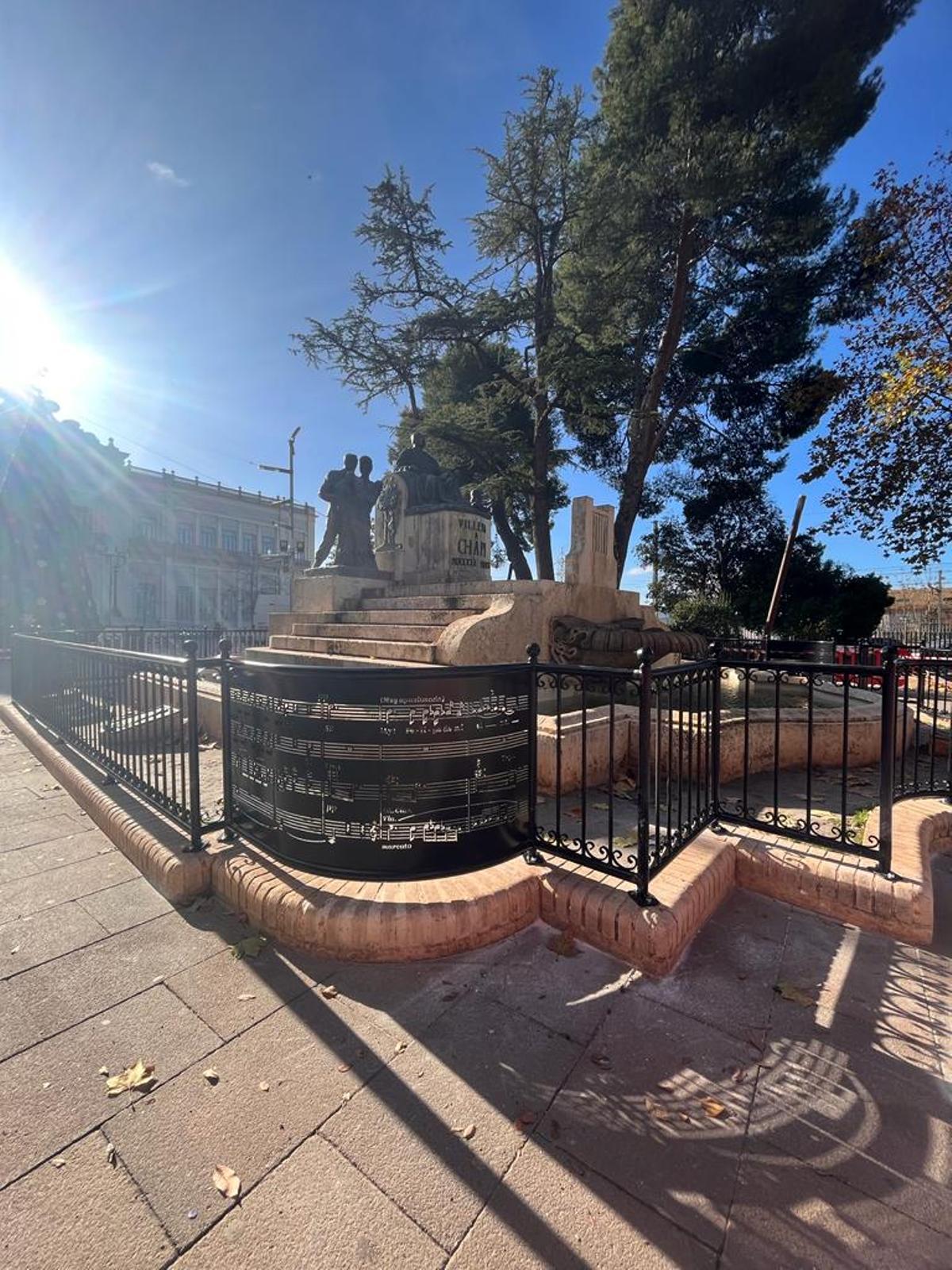 El nuevo vallado que rodea al monumento de Ruperto Chapí Lorente en Villena.