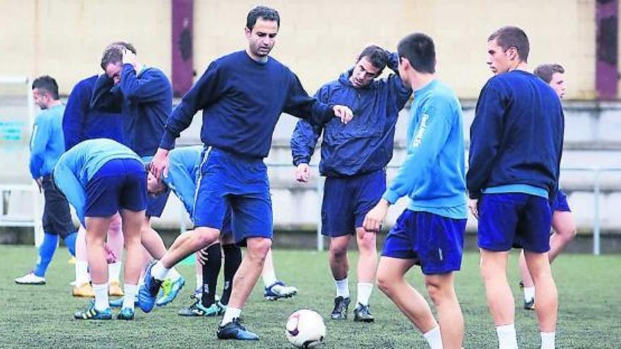 Miguel, dispuesto a chutar el balón, en un entrenamiento con sus compañeros.