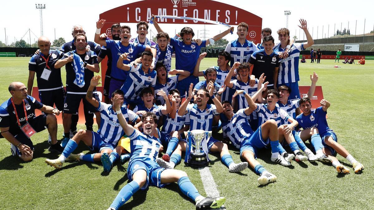 El Dépor juvenil celebra el título de la Copa de Campeones en 2021