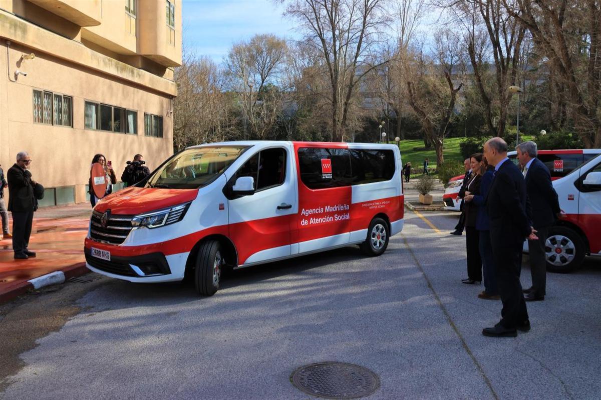 La Comunidad de Madrid incorpora 12 nuevos vehículos adaptados para el traslado de personas mayores y con discapacidad de las residencias públicas.