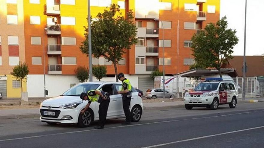 Agentes de Tráfico en uno de los controles de vehículos.