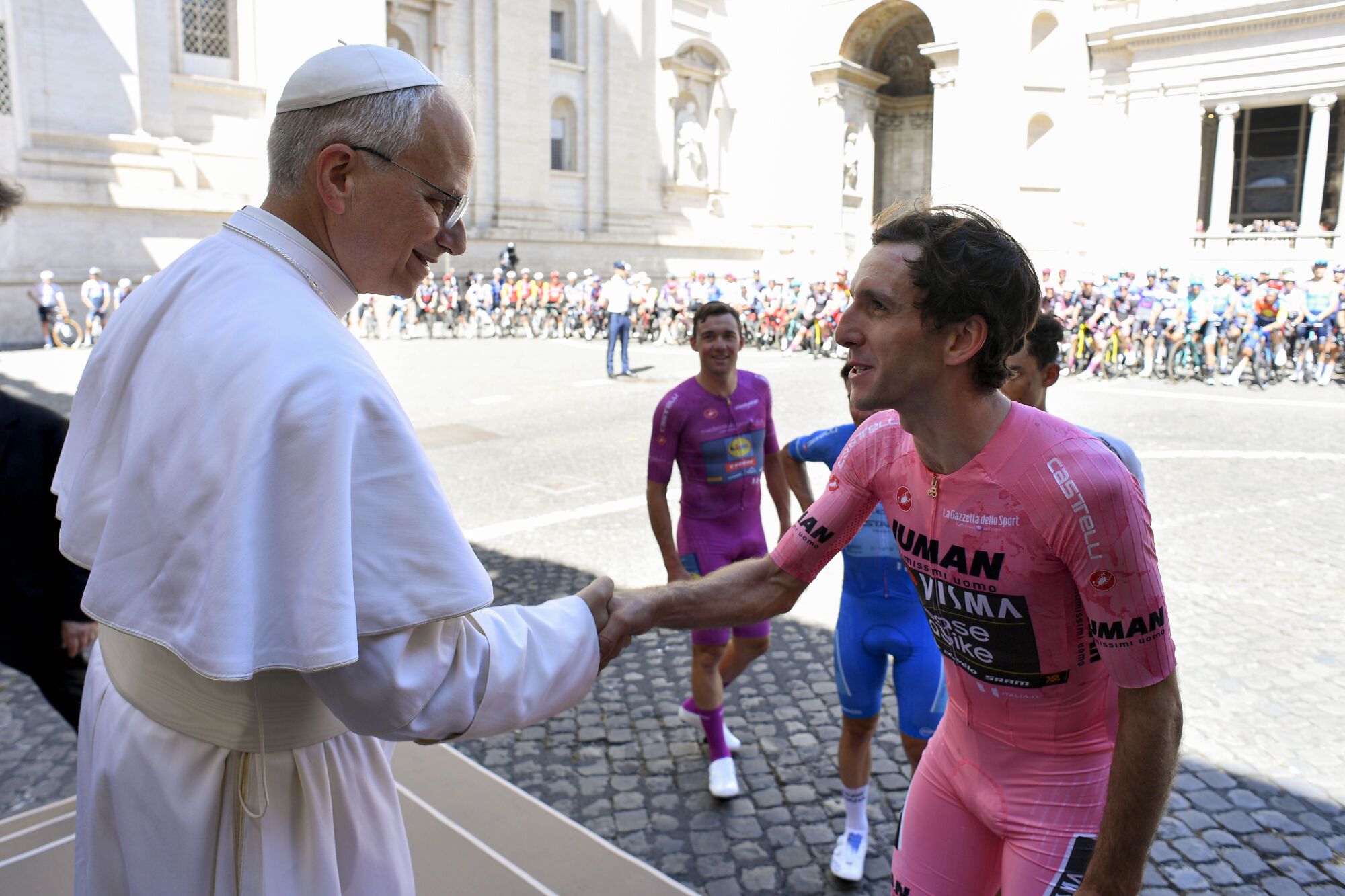 CIUDAD DEL VATICANO, 01/06/2025.-El papa León XIV saluda al líder del Giro Simon Yates en el Vaticano en Roma, este domingo en el que finaliza el Giro de Italia.-EFE/ Simone Risoluti Dicasterio de la Comunicación del Vaticano***SOLO USO EDITORIAL/SOLO DISPONIBLE PARA ILUSTRAR LA NOTICIA QUE ACOMPAÑA (CRÉDITO OBLIGATORIO)***