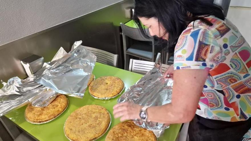 Rosa Nogueira preparando tortillas que le encargaron para llevar a la playa.   | //  M. MÉNDEZ