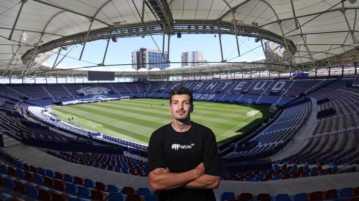 El exzaragocista Álex muñoz posa en el Ciutat de València, el estadio del Levante, su actual equipo.