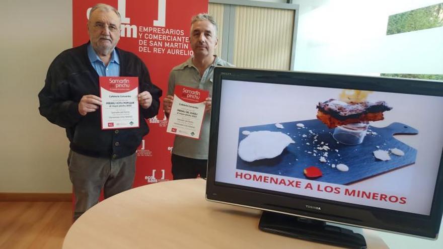 Abel Aller, ganador del concurso, a la derecha, con Ricardo González, junto a la imagen del pincho ganador en una pantalla. | D. O.